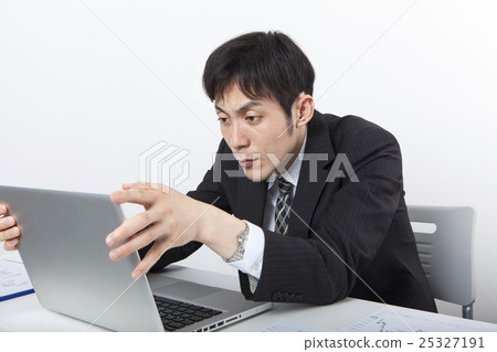 商人在電腦前擔心 25327191