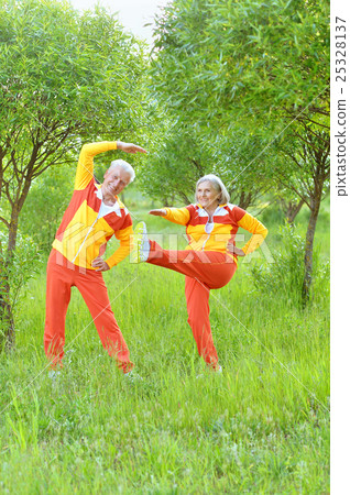 fit senior couple exercising 25328137