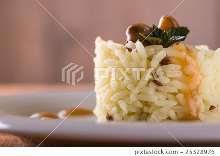 Yellow curry rise with sesame seeds and herbs Yellow curry rise with sesame seeds and herbs 25328976