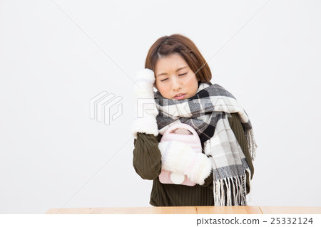 Female cold weather image 25332124