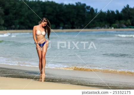 Sexy girl posing at tropical beach Sexy girl posing at tropical beach 25332175