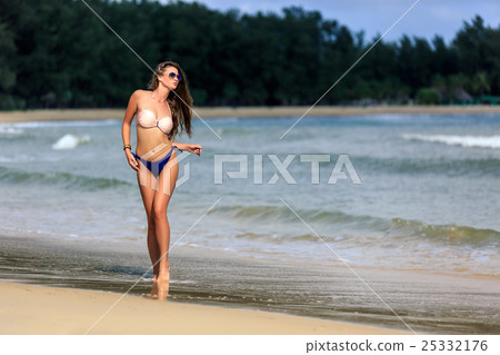 Sexy girl posing at tropical beach Sexy girl posing at tropical beach 25332176