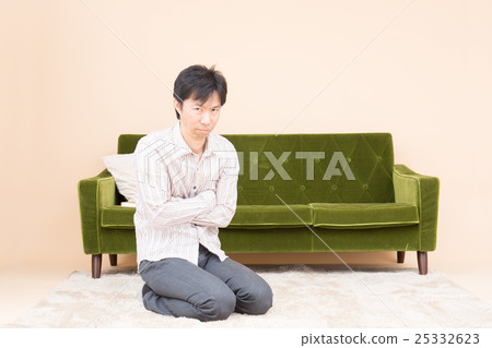 男性生氣的形象 25332623