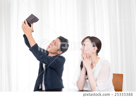 年輕的男人和女人,錢包 年輕的男人和女人,錢包 25333388