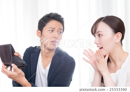 Young men and women, wallets Young men and women, wallets 25333390