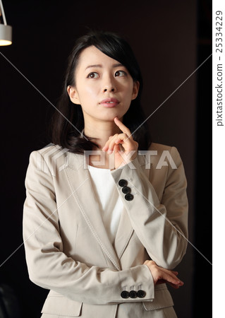 擔心的女商人 擔心的女商人 25334229