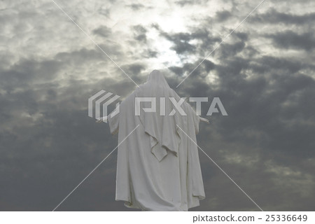 傳播多雲天空和胳膊的古銅色雕象 25336649