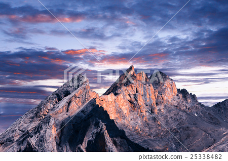 圖庫照片: 山 山峰 天空