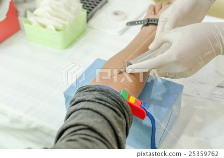 Patient blood collecting for health check 25359762
