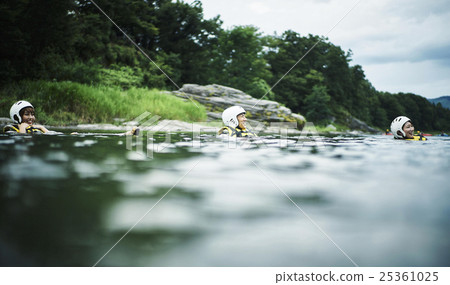 Men and women to play in the river Men and women to play in the river 25361025