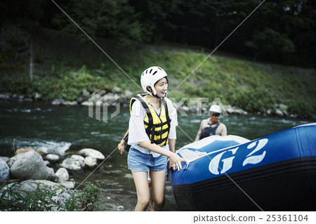 Men and women enjoying rafting 25361104
