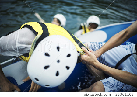 Men and women to play in the river 25361105