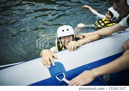 Men and women to play in the river 25361107