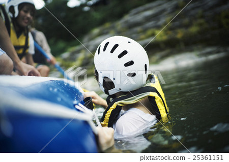 一個在河裡玩的女人 一個在河裡玩的女人 25361151