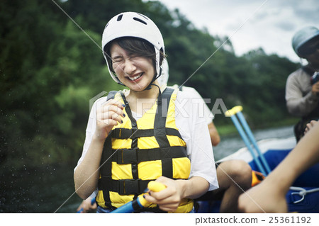 一個女人享受漂流 一個女人享受漂流 25361192