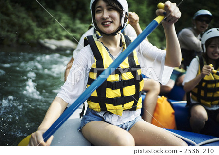 男人和女人享受漂流 男人和女人享受漂流 25361210