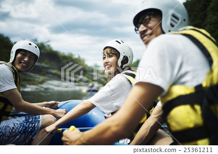 Men and women enjoying rafting 25361211