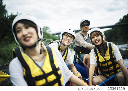 享受ruffing的男人和婦女 享受ruffing的男人和婦女 25361219