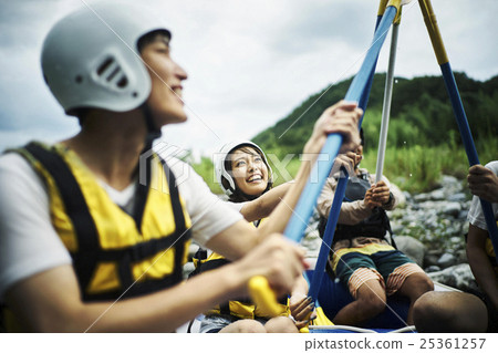 Men and women enjoying ruffing 25361257