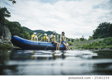 Men and women enjoying rafting 25361259