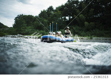 Men and women enjoying rafting 25361313