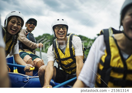 Men and women enjoying rafting 25361314