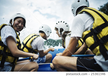 男人和女人享受漂流 男人和女人享受漂流 25361346