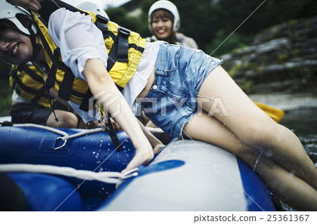 一個在河裡玩的女人 25361367