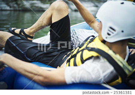 男子在河裡跑 25361381