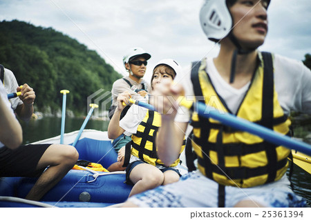 男人和女人享受漂流 男人和女人享受漂流 25361394