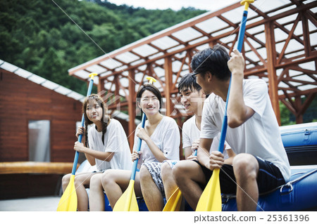 男人和女人享受漂流 25361396