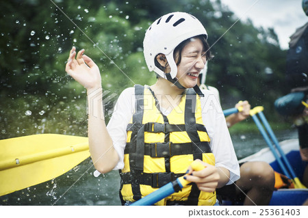 一個女人享受漂流 25361403