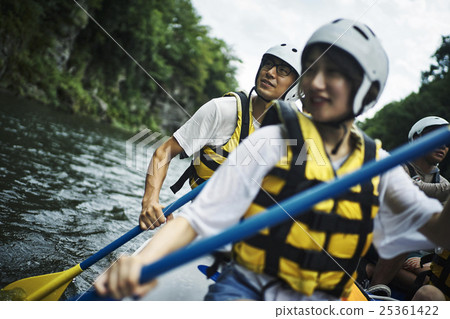男人和女人享受漂流 25361422