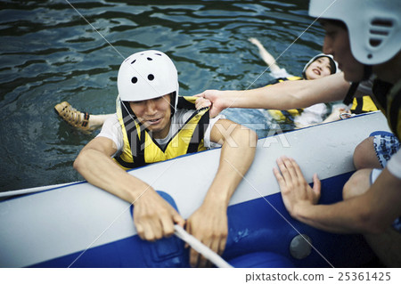 Men and women to play in the river 25361425