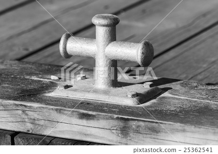 Mooring bollard mounted on wooden pier 25362541