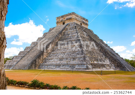 Temple of Kukulkan in Chichen Itza, Yucatan 25362744