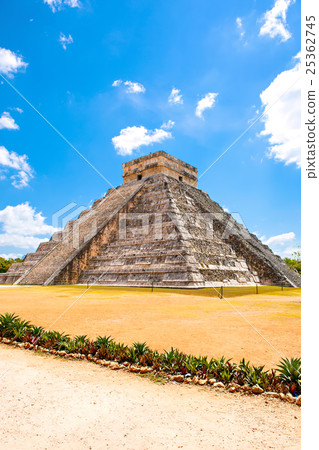 Temple of Kukulkan in Chichen Itza, Yucatan 25362745