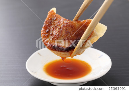 Eat dumplings 25363991