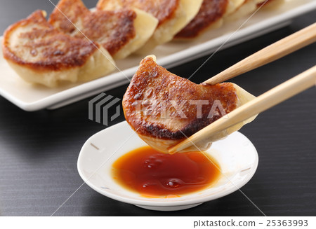 Eat dumplings 25363993