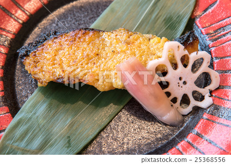 grilled salmon 25368556