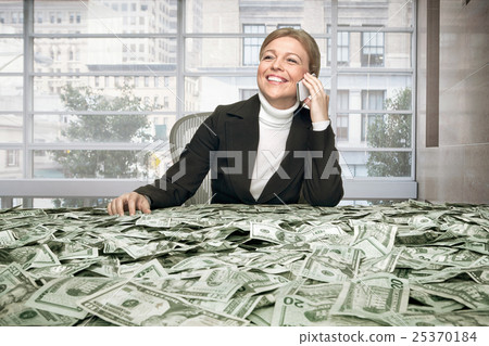 girl with cash 25370184