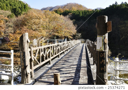 Kurisawa公園橋樑和秋天色的板材小屋Sawano 25374271