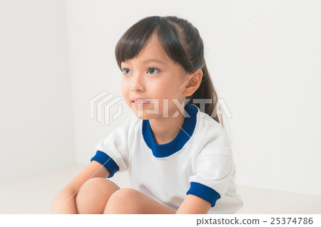 小學學生 小學生 雙臂抱膝坐於地板上 25374786