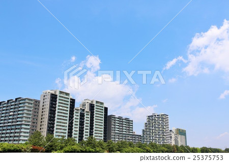 在藍天的一棟美麗的公寓 25375753