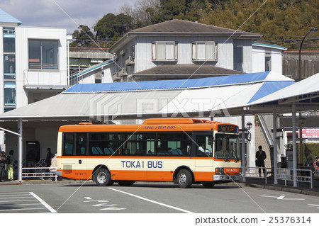 Minami Izu Tokai Bus while stopping in front of Kawazu station 25376314