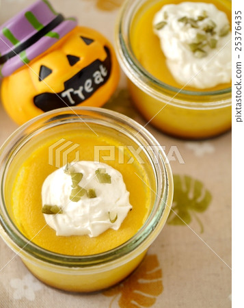 Pumpkin pudding and jack lantern (vertical position high angle) 25376435