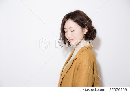 Winter clothing portrait women Winter clothing portrait women 25376539