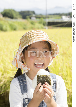 Inada and children and rice ball 25384144