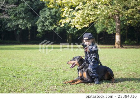 警察服裝和杜賓犬的女孩 25384310
