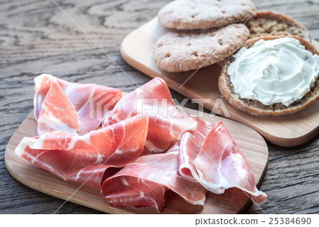 Slices of jamon and sandwich with cream cheese 25384690